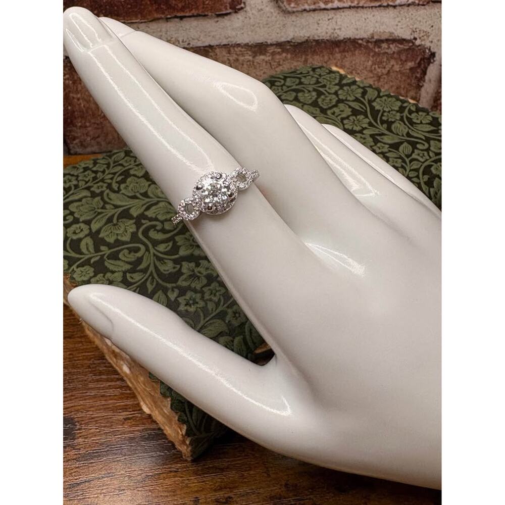 Size 7 - Round Cut Moissanite Ring 0.88 CTW Gorgeous set in 925 Sterling Silver